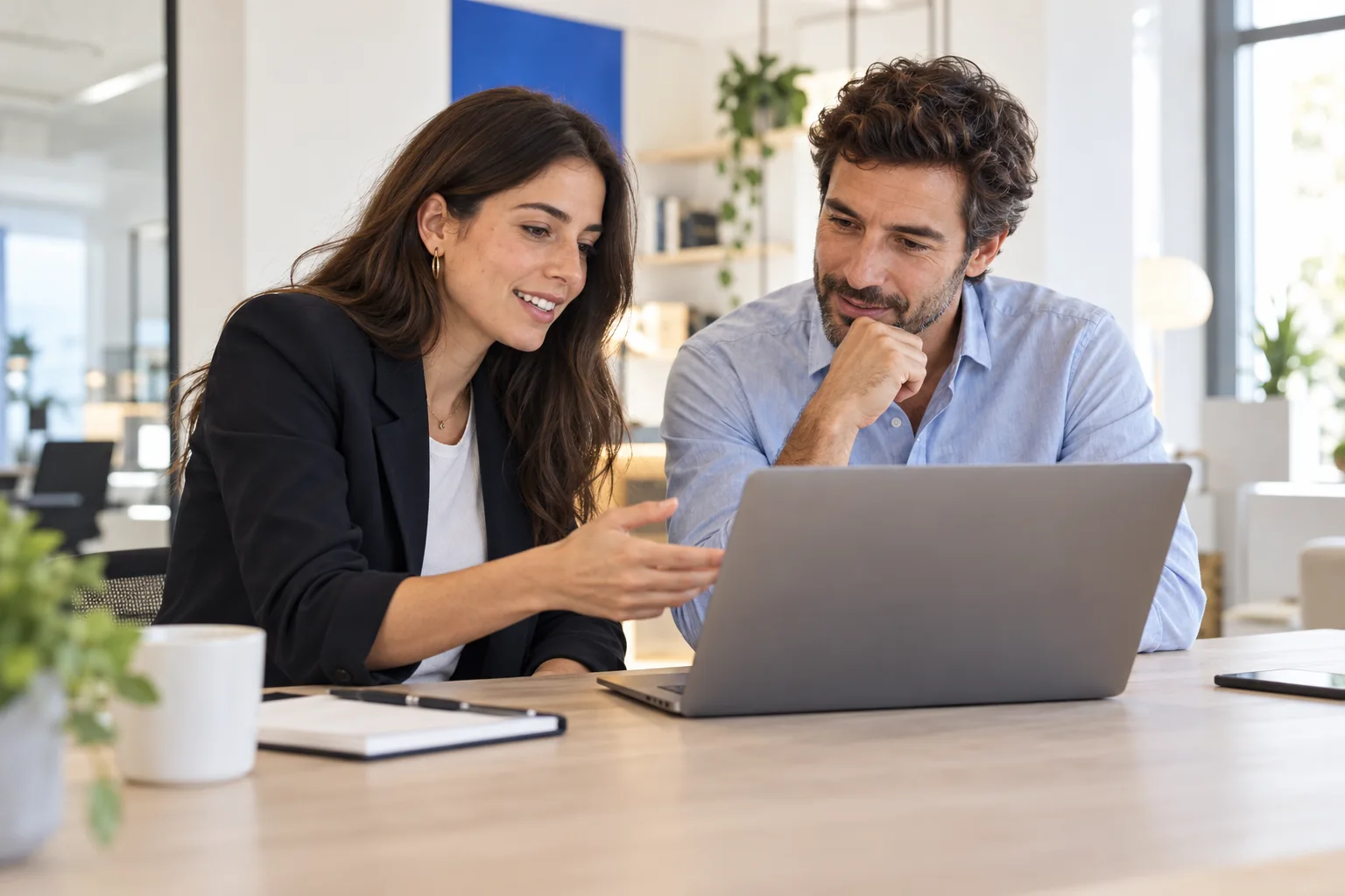 Consultora y responsable de empresa revisando un proyecto web en un portátil