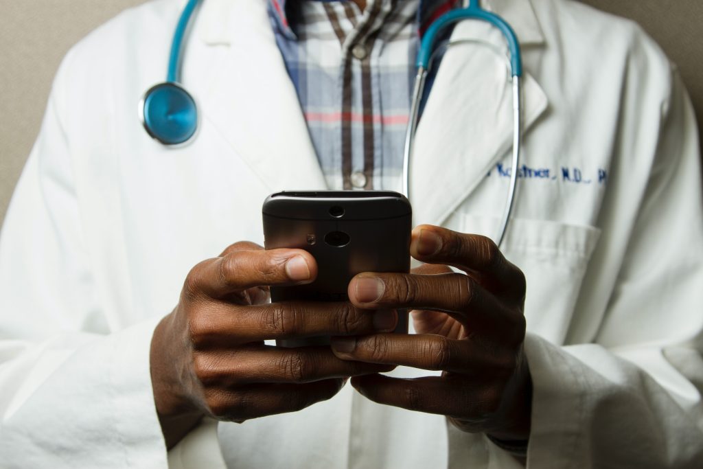 Salud digital y alta tecnología. Imagen que describe un médico utilizando un dispositivo móvil.