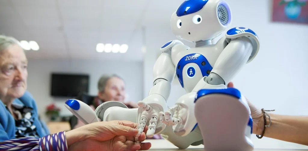 Inteligencia digital y tercera edad. Imagen que describe a un robot acompañando a personas mayores.