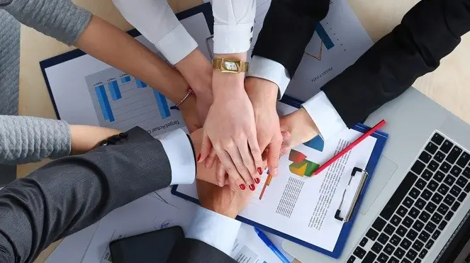 Marketing ético: El poder de la responsabilidad empresarial. Imagen que describe a un equipo de trabajo unido y comprometido.